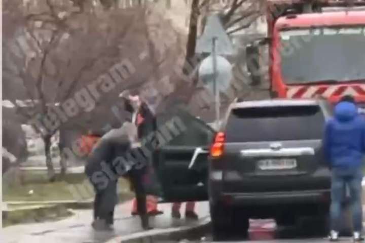 У Києві, поки водій бив пішохода, його автівка в’їхала у сміттєвоз (відео)