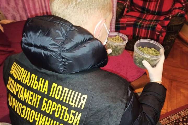 Наркотики в бетоні: поліція затримала кмітливих зловмисників (фото)