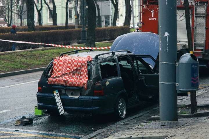 За інформацією ЗМІ, автівка Opel стояла на місці вибуху близько тижня - У Дніпрі вибухнув автомобіль, всередині якого стояв автомат (відео)