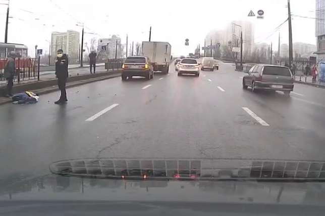 Біля метро «Чернігівська» чоловік потрапив під колеса авто (відео)