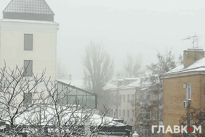 На додаток до ожеледиці на Київ ще й густий туман опускається