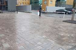 Дороги, тротуари та зупинки громадського транспорту протиожеледною сумішшю посипають 28 машин