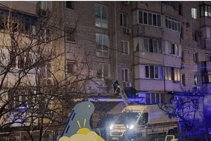 Рятувальники зняли чоловіка з козирка під&rsquo;їзду – У Києві чоловік вистрибнув із сьомого поверху (фото)