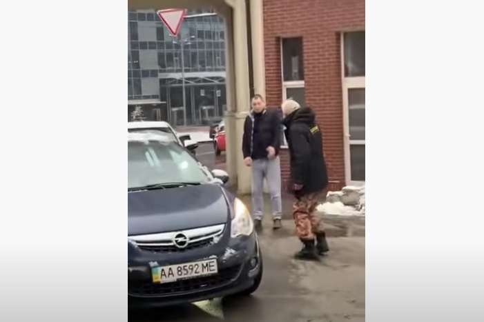 Побиття водія охоронцем київської лікарні. Медзаклад озвучив свою версію