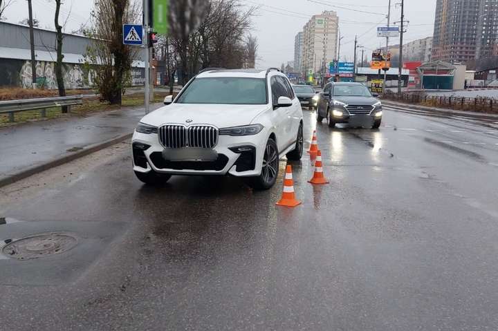 Під Києвом бізнесмен на BMW збив жінку (фото)