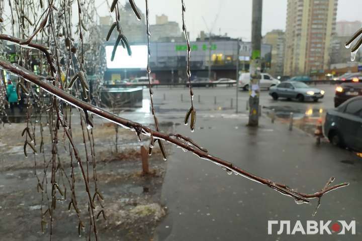 У Києві оголошено високий рівень небезпеки через ожеледицю й туман