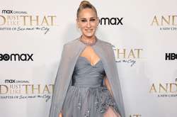 На красной дорожке с актрисой случился конфуз: у клатча оторвалась ручка