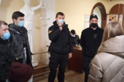 У Тернополі обвинувачений у виготовленні наркотиків прийшов із ними на суд