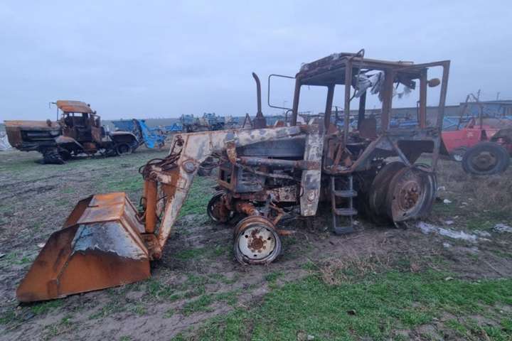 Збитки на 1,5 млн грн: на Одещині невідомі спалили чотири трактори (фото)