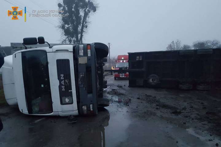 На Київщині вантажівка з’їхала в кювет і перекинулась (фото)
