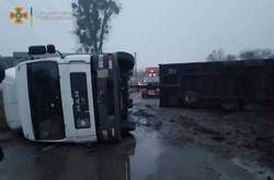 На Київщині вантажівка з’їхала в кювет і перекинулась (фото)