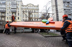 У Києві щодня демонтується понад 100 рекламних конструкцій (фото)