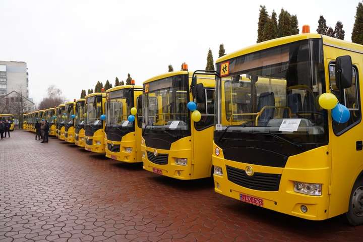 Нові шкільні автобуси отримали 23 громади Київщини