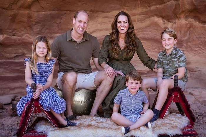У рождественской открытки&nbsp;&ndash; летнее настроение - Принц Уильям и Кейт Миддлтон представили семейное фото, которое станет открыткой