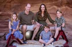 Принц Уильям и Кейт Миддлтон представили семейное фото, которое станет открыткой