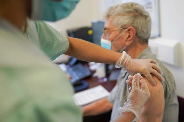 Німеччина запровадила обов’язкову Covid-вакцинацію медиків