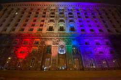 У столиці будівлю КМДА підсвітили кольорами прапора ЛГБТ