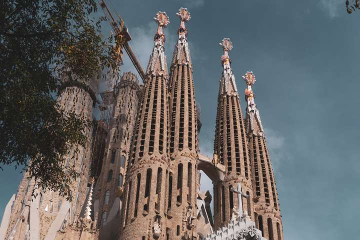 У Барселоні відкрили вежу знаменитого храму, який будують понад сто років (відео)