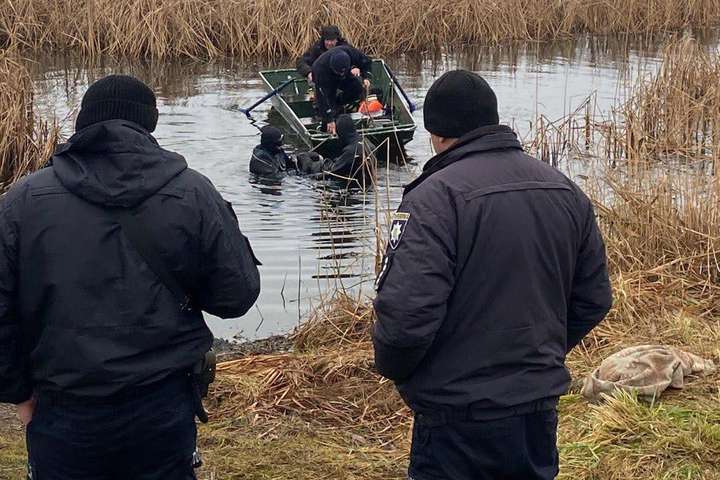 Рятувальники виловили в озері тіло вагітної, яка пішла з чоловіком порибалити