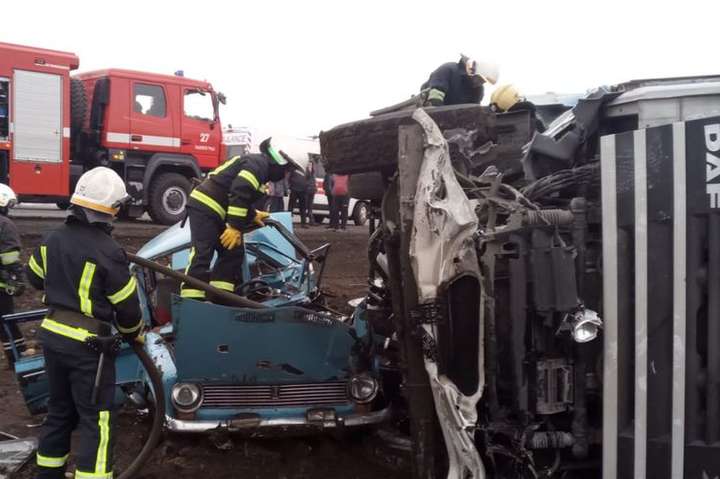 Легковик зіткнувся із вантажівкою на Дніпропетровщині: дві особи загинули