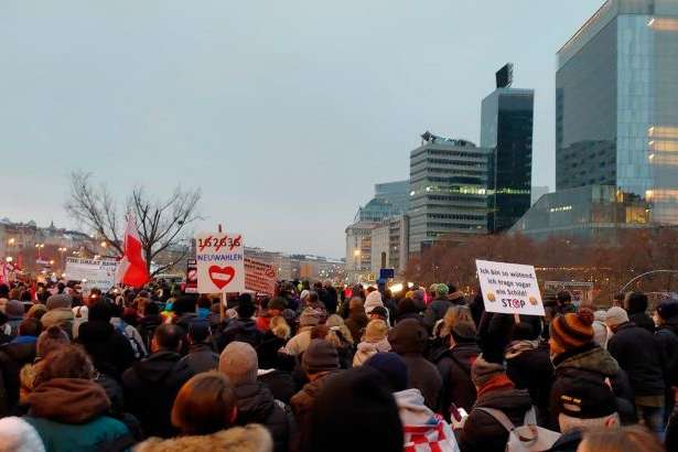 У Відні більше 40 тисяч людей вийшли на протест проти вакцинації (фото, відео)
