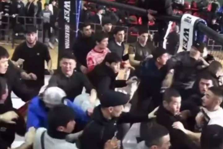 На турнірі ММА в Москві гуртом побили узбека-переможця (відео)