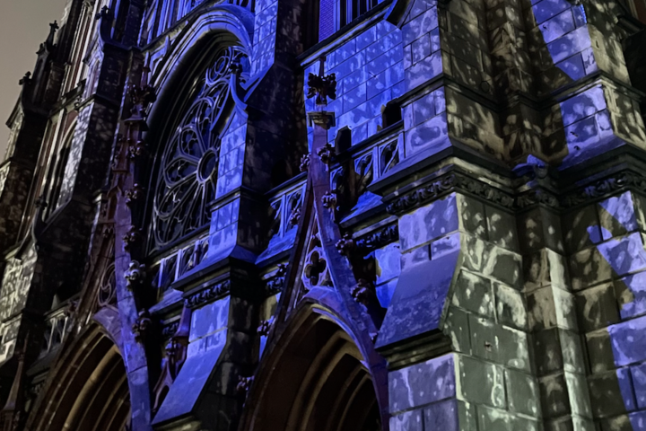 У Києві костел Святого Миколая підсвітили фіолетовим. Що символізує ілюмінація?