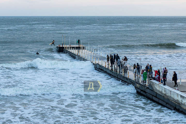 Серфінгісти ловлять хвилі на пляжі в Одесі (фото)