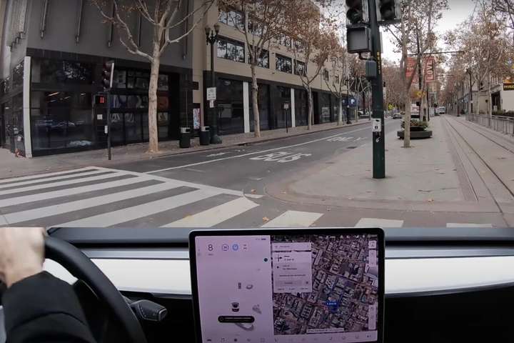 Власник Tesla показав, як працює новий автопілот електромобіля (відео)