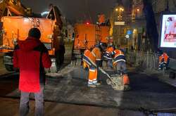 За ніч комунальники ліквідували величезне провалля на дорозі в центрі Києва (фото)