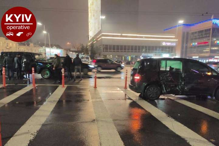 «Мажорна» ДТП у центрі Києва: Mercedes протаранив Volkswagen (фото, відео)