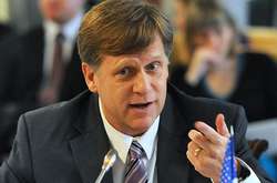 На думку Макфола, ситуація всередині Росії змушує владу намагатися відволікти людей зовнішньополітичними кризами