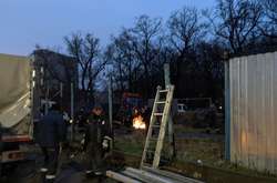 Комунальники зносять паркан на скандальному будмайданчику біля парку «Нивки» (фото)