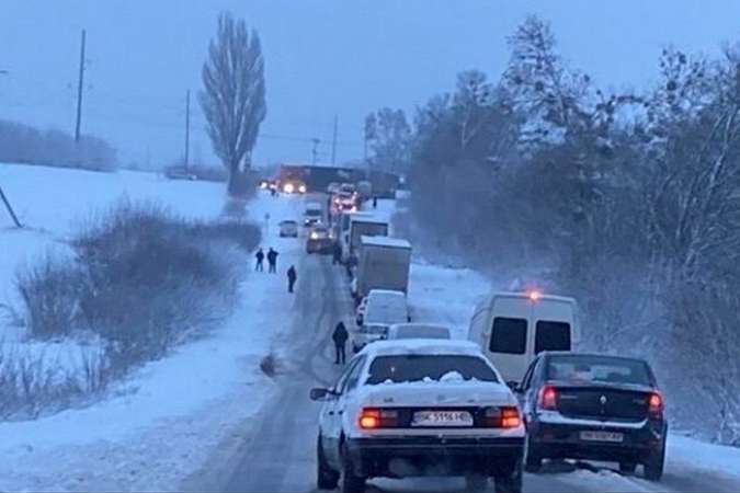 На Рівненщині через снігопад виникли затори на дорогах