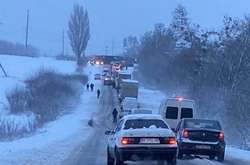На Рівненщині через снігопад виникли затори на дорогах