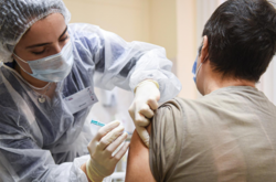 Минздрав разрешил третью дозу covid-вакцины: кто ее получит 