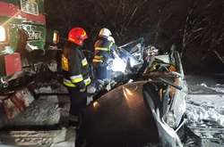 На Прикарпатье поезд протаранил автомобиль (видео)