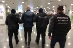 Після прийому екстрадованого на території України, його передали працівникам правоохоронних органів