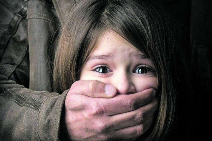 На Дніпропетровщині чоловік 10 років ґвалтував трьох своїх дочок
