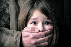 Судитимуть мешканця Кам&rsquo;янського, який протягом 10 років ґвалтував власних доньок