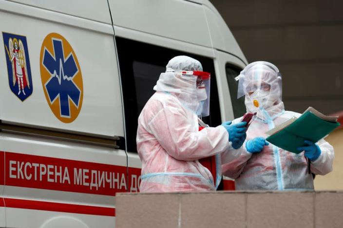 Кількість ковід-хворих зростає: за добу вірус виявили у понад 8 тис. українців