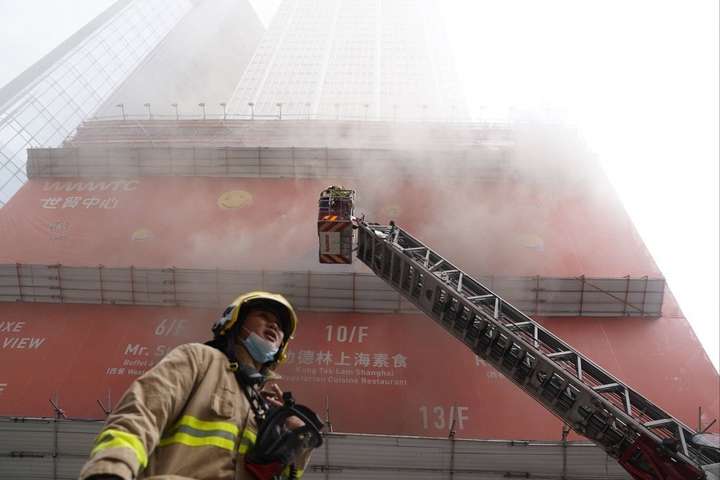 У Гонконзі горить хмарочос: десятки людей заблоковані у торговому центрі 