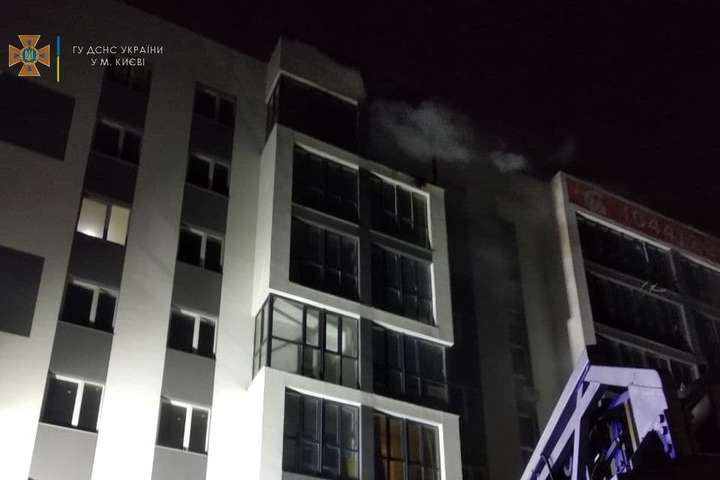 Квартира вигоріла вщент: рятувальники евакуювали людей з будинку в Києві (фото)