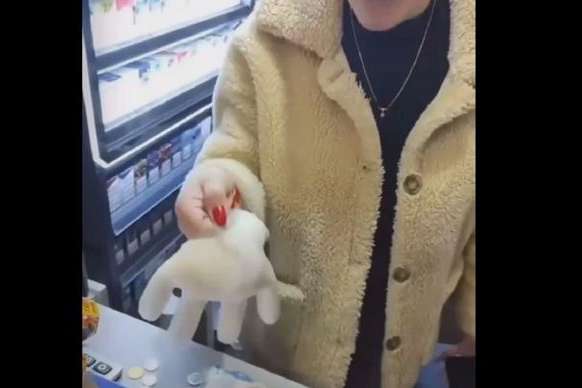 «Ти корова з дійками»: у магазині зчинився скандал через поліетиленовий пакет (відео)