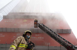 В Гонконге горит небоскреб: десятки человек заблокированы в торговом центре