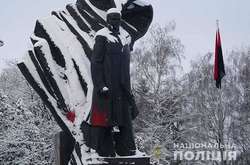 Вандал облив червоною фарбою пам'ятник Бандері у Тернополі (відео)