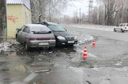 На Київщині водій знепритомнів за кермом і протаранив автомобіль (фото)