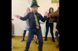 Новорічний танець українського чиновника підкорив мережу (відео)