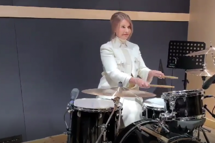 Яскравий дебют: Тимошенко у розкішному костюмі зіграла на барабанах (відео)