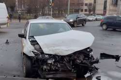 Автомобіль служби таксі отримав серйозні пошкодження